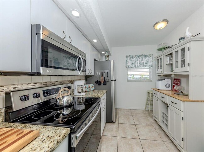 Building Photo - 26333 Nadir Rd