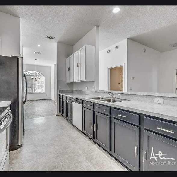Fully renovated kitchen - 11160 Apple Blossom Trl W