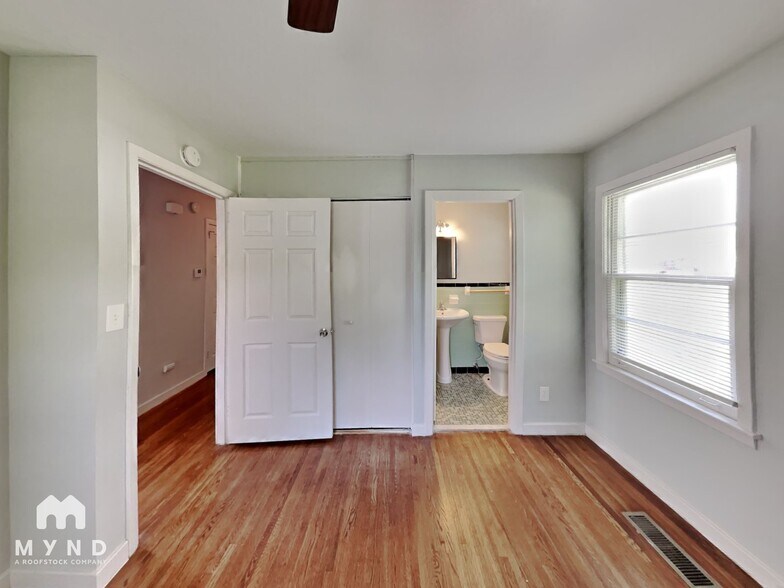 Building Photo - 877 Twin Lake Dr NE