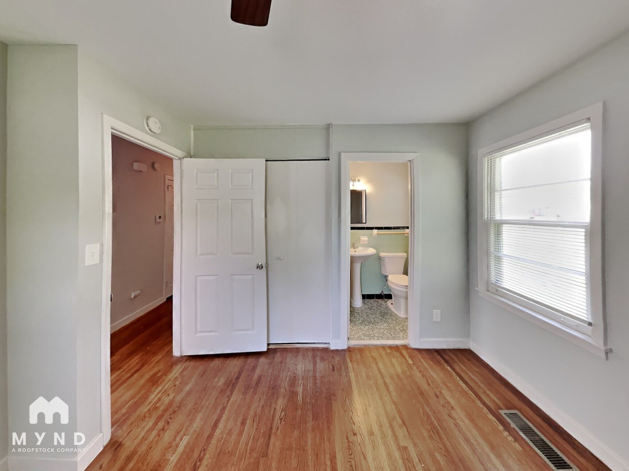 Building Photo - 877 Twin Lake Dr NE