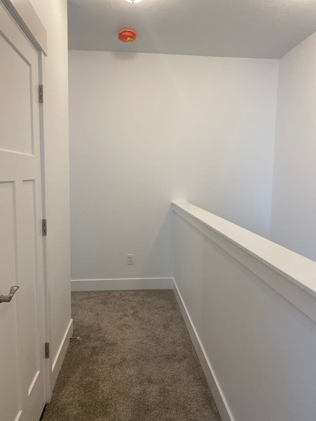 Building Photo - 3 bed 1 additional office space and 2.5 ba...