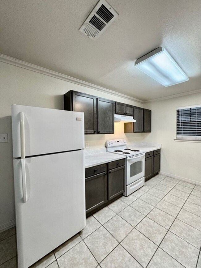 Building Photo - Lovely 3 bedroom 2 bathroom 2 car garage h...