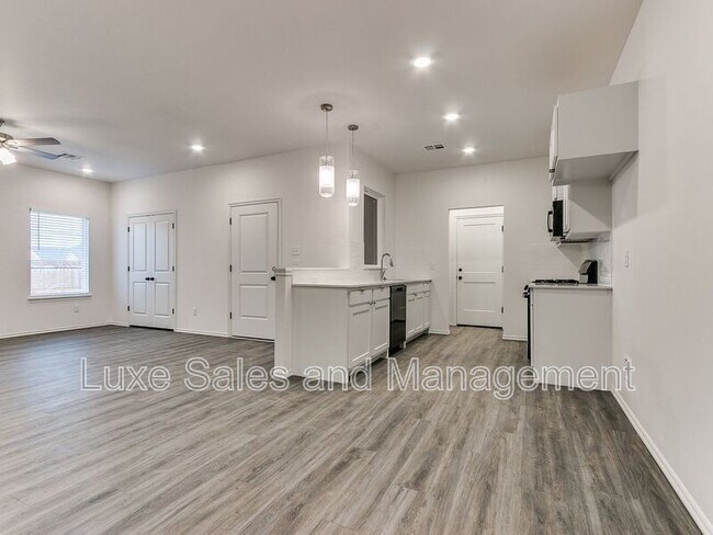 Building Photo - 10908 Oak Holw Ln