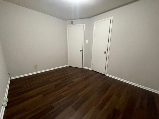 Building Photo - 220 S Laurel Ave