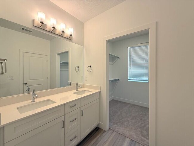 Building Photo - Desert Color Condo 2 bd, 2 bt, 1 Car Garage