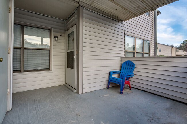 Building Photo - Charming 2 bedroom, 2 bathroom home locate...