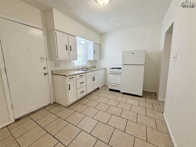 Building Photo - 614 Sunset Dr