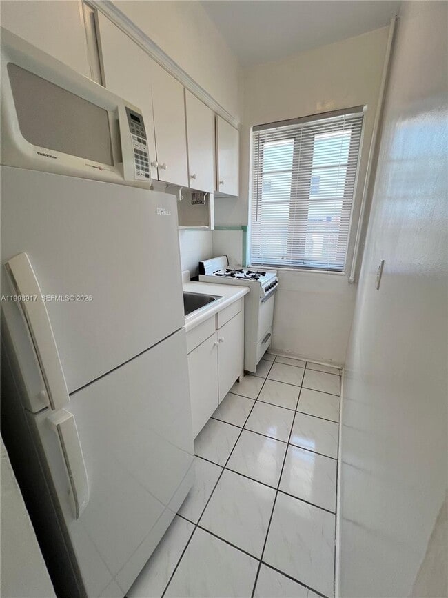 Building Photo - 901 Collins Ave