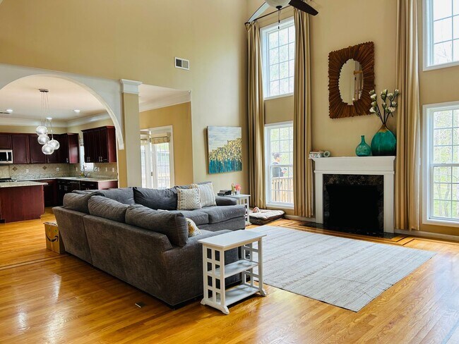 Building Photo - Incredible 4 bedroom/5 bath Tri-level home in Willoughby Park in NW Greensboro with finished base...