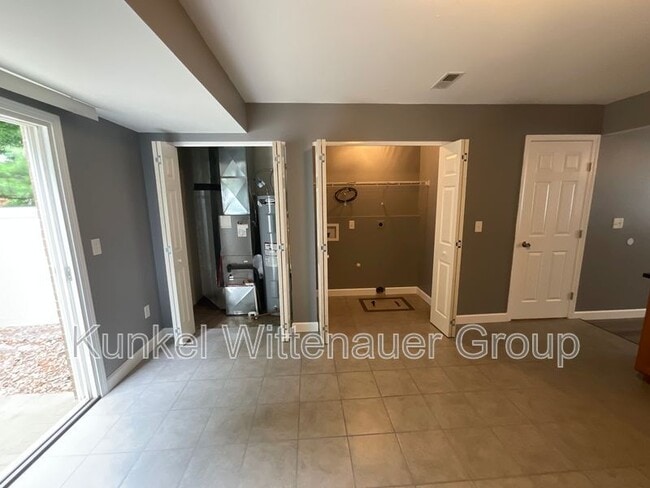 Building Photo - 700-704 Fountain View Dr