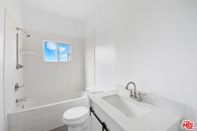 Building Photo - 522 W Vernon Ave