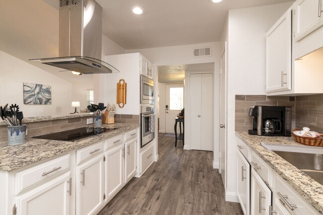 Building Photo - 864 Warwick Dr