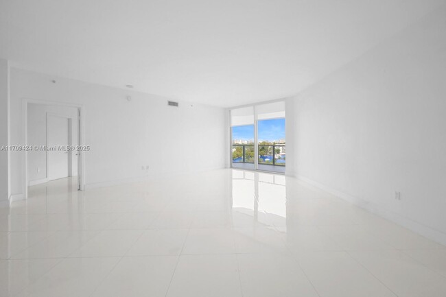 Building Photo - 17301 Biscayne Blvd