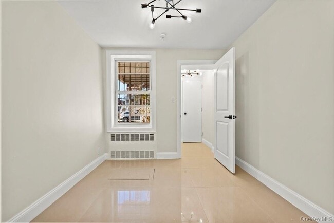 Building Photo - 877 E 55th St