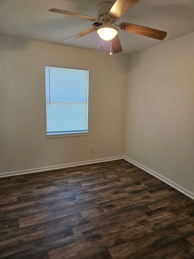 Building Photo - 3 BEDROOM AVAILABLE NOW!