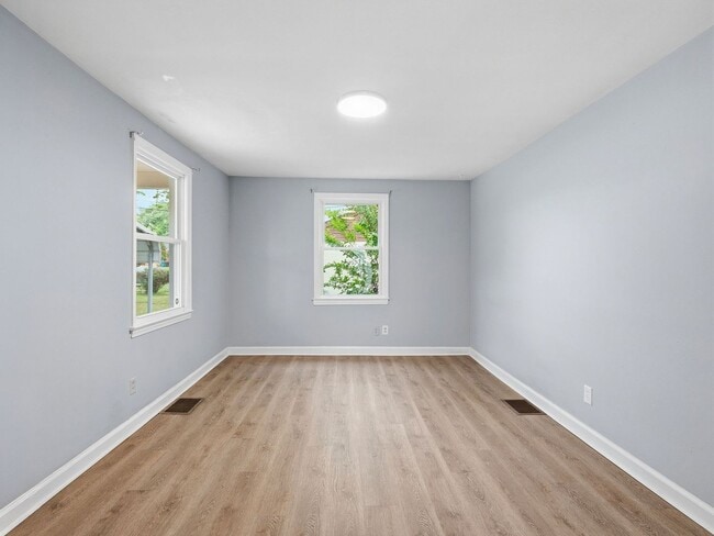 Building Photo - 4 Bedroom/1 Bathroom Home with Fenced Yard Available in SE Roanoke!
