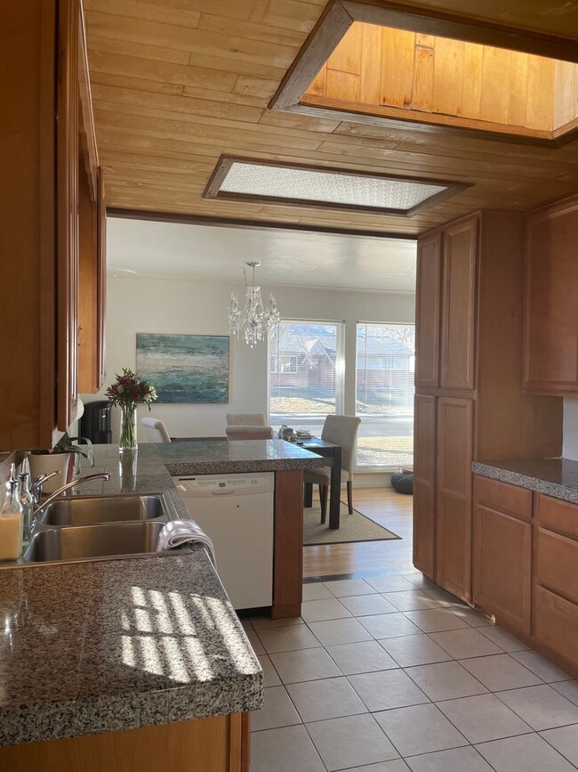 Building Photo - Newly Updated 6 Bedroom South Boulder Home