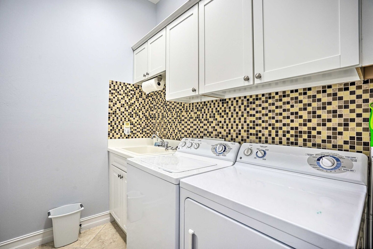 Building Photo - 6092 Dogleg Dr