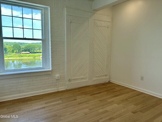 Building Photo - 155 River St