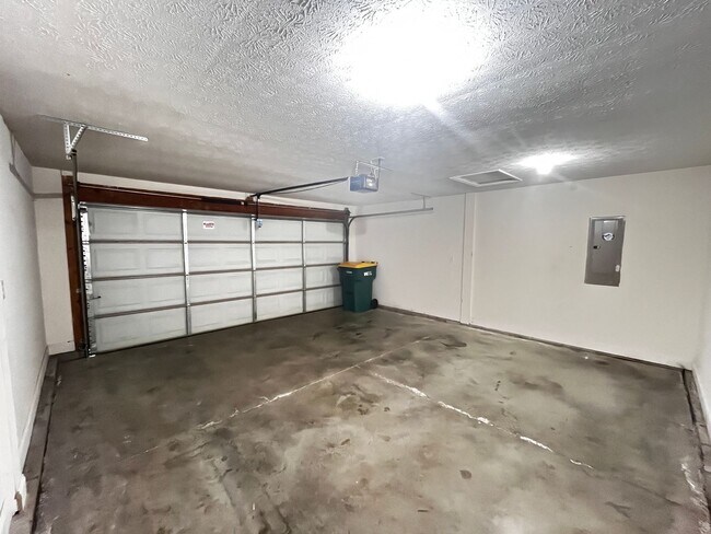 Building Photo - Beautiful 4 Bedroom and 2.5 Bath Home