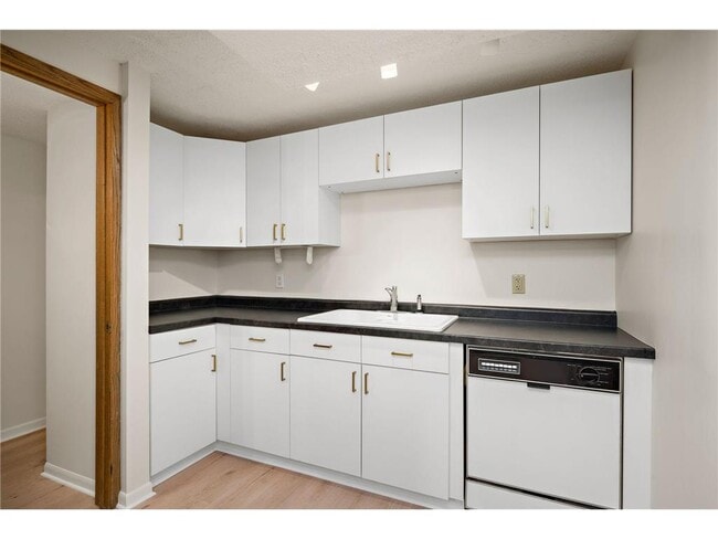 Building Photo - 953 Redwood Dr