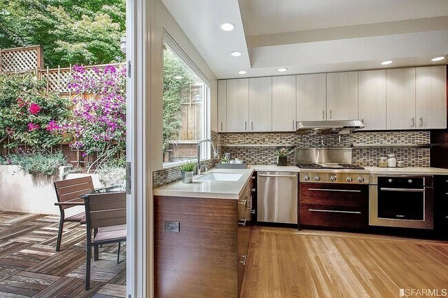 Building Photo - 450 Fair Oaks St