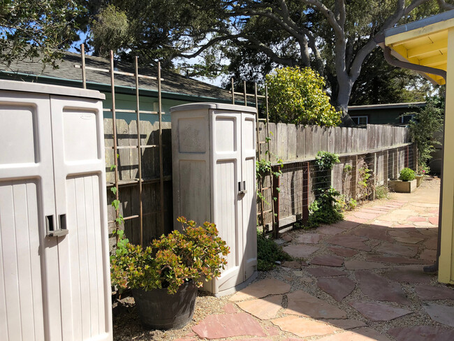 Building Photo - Adorable Two Bedroom in Pacific Grove!