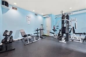 Building Photo - 2100 Tanglewilde St