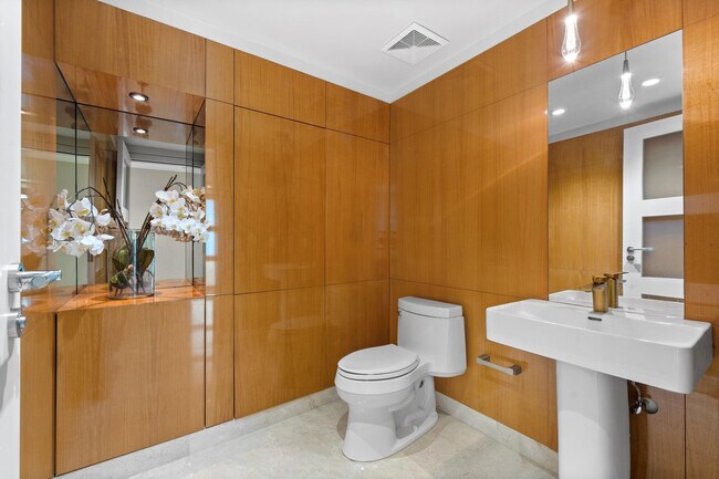 Building Photo - 101 S Fort Lauderdale Beach Blvd