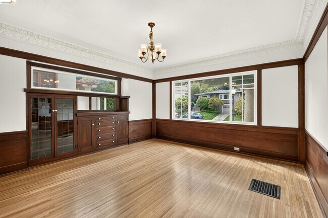 Building Photo - 846 Mandana Blvd