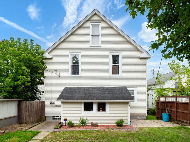 Building Photo - 679 Washington St