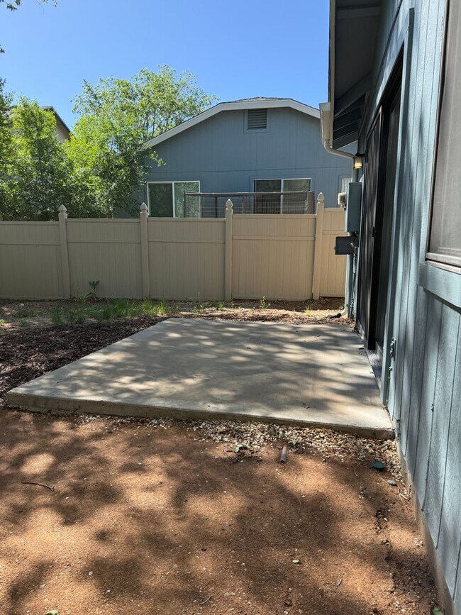 Building Photo - 8412 E Lakeshore Dr