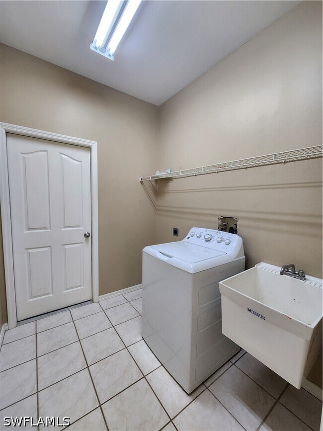 Building Photo - 11082 Lakeland Cir