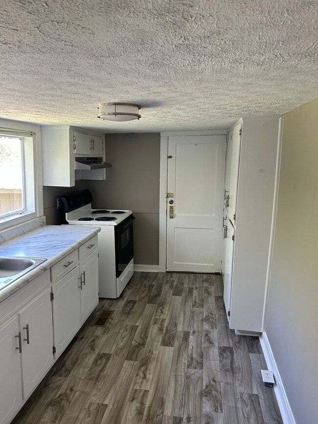 Building Photo - 1415 Hatcher Ave SE