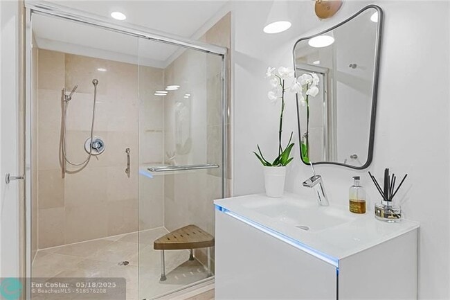 Building Photo - 2416 Bayview Dr