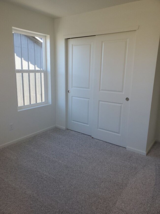 Building Photo - Spacious Home in NE Ft. Collins - Neighborhood Pools