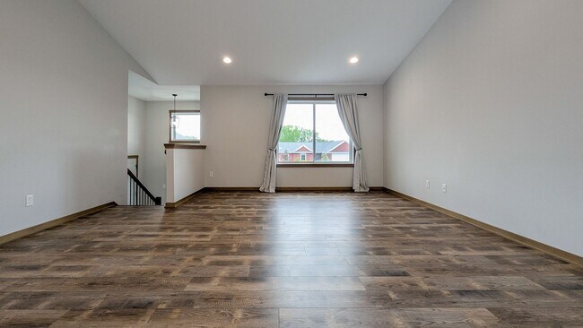Building Photo - 4 bedroom, 3 bathroom Home