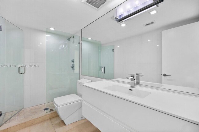 Building Photo - 1420 Brickell Bay Dr