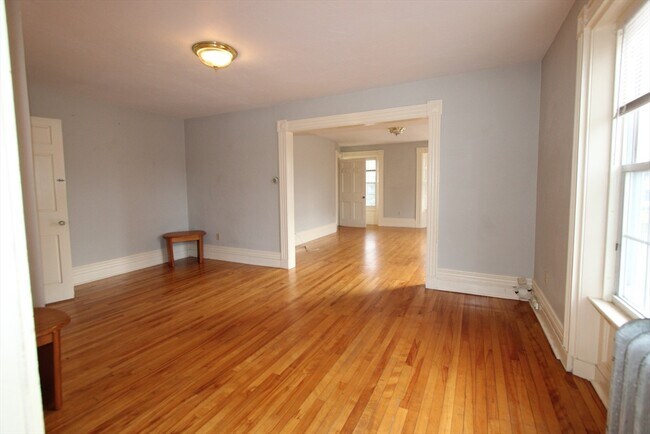 Building Photo - 122 Elm St