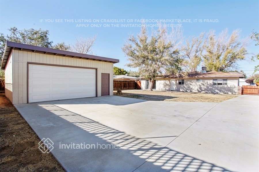 Building Photo - 4546 W Ave L-10