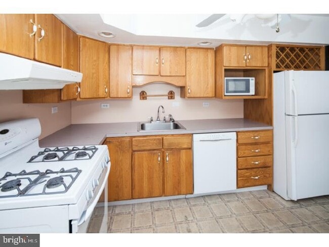 Building Photo - 225 Brennen Dr