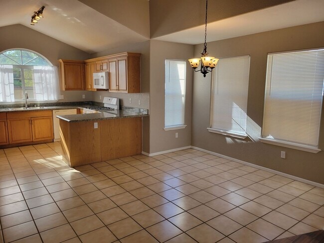 Building Photo - Beautiful 3 bedroom/2 Bath Home!