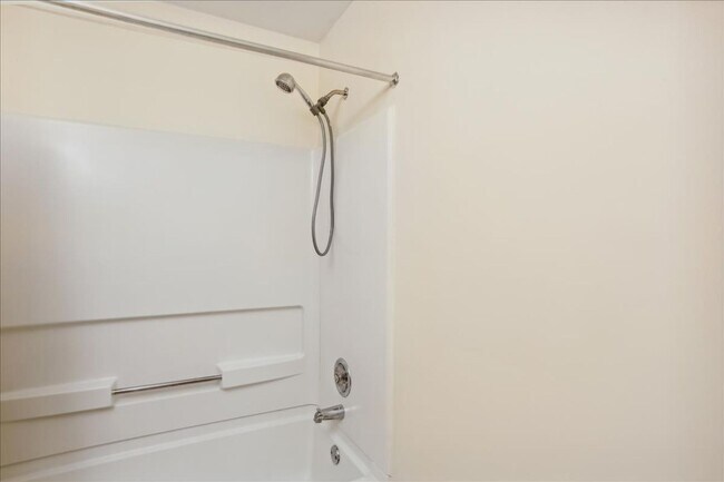 Building Photo - Ground Level Condo in Gaithersburg - 1 bed, 1 bath