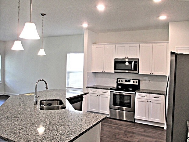 Building Photo - 913 Sunny Stroll Dr