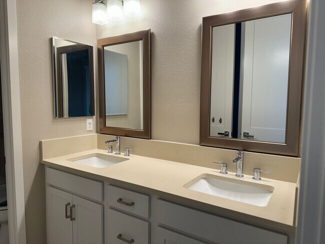 Building Photo - Fountaingrove 4 bedroom beauty