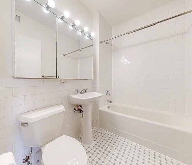 Building Photo - Washington Street