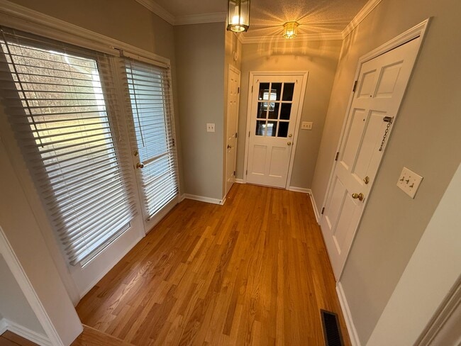 Building Photo - Beautiful Ranch style 3 Bed 2 Bath Home! Large Yard and 2 Car Garage!