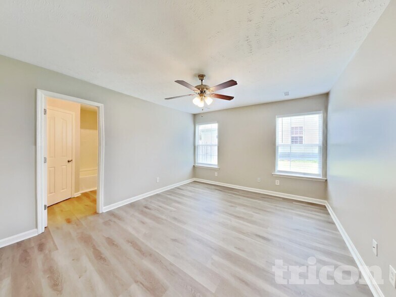 Building Photo - 2121 Montgomery Ln