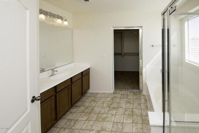 Building Photo - BEAUTIFUL 4 BED 2.5 BATH, OVER 2300SQFT., ...