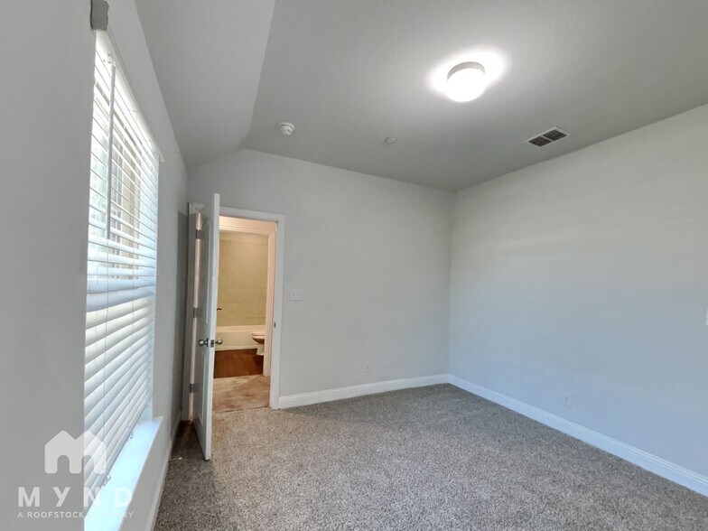 Building Photo - 5568 Kilmer Dr
